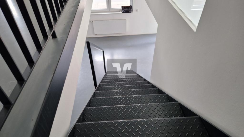 Innenliegende, moderne Treppenkonstruktion