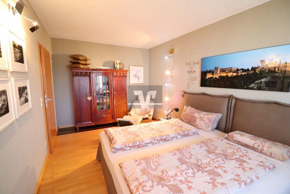geräumiges Schlafzimmer