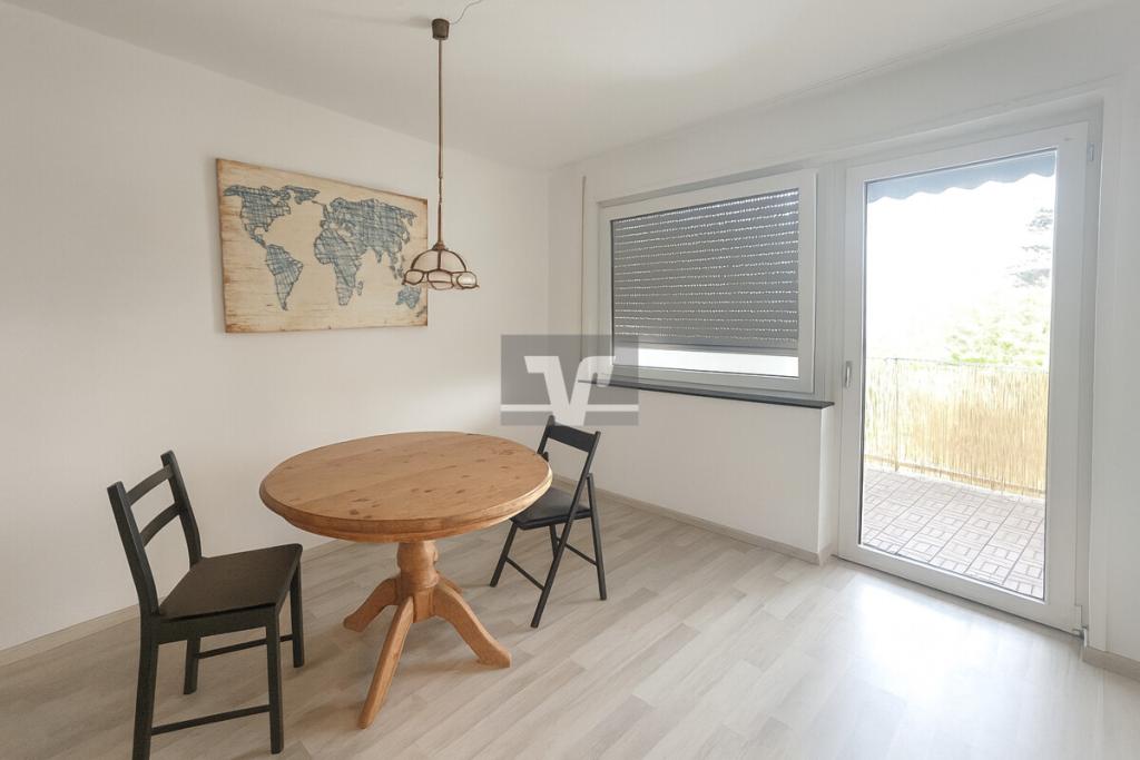 Einladendes Esszimmer mit Zugang zum Balkon für gesellige Abende