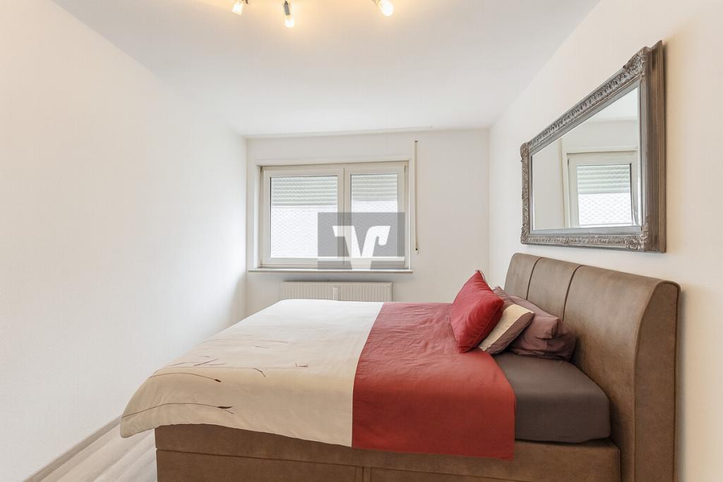 Helles, lichtdurchflutetes Schlafzimmer