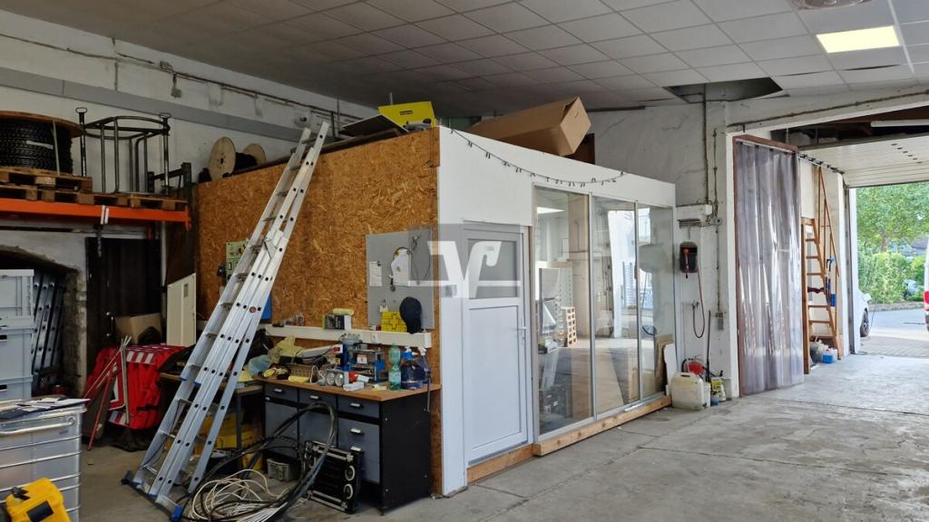 Bürocontainer und Hallenzufahrt