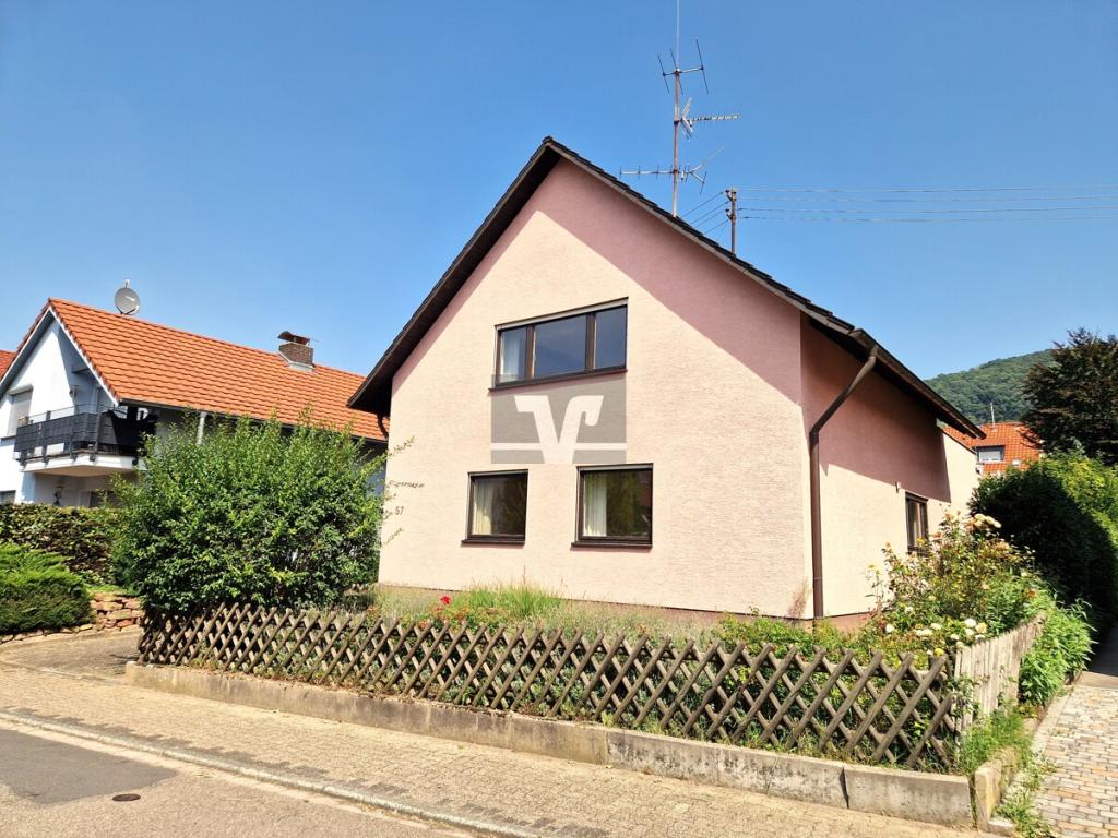 Grün angelegter Vorgarten mit seitlich gelegener Grundstücksauffahrt