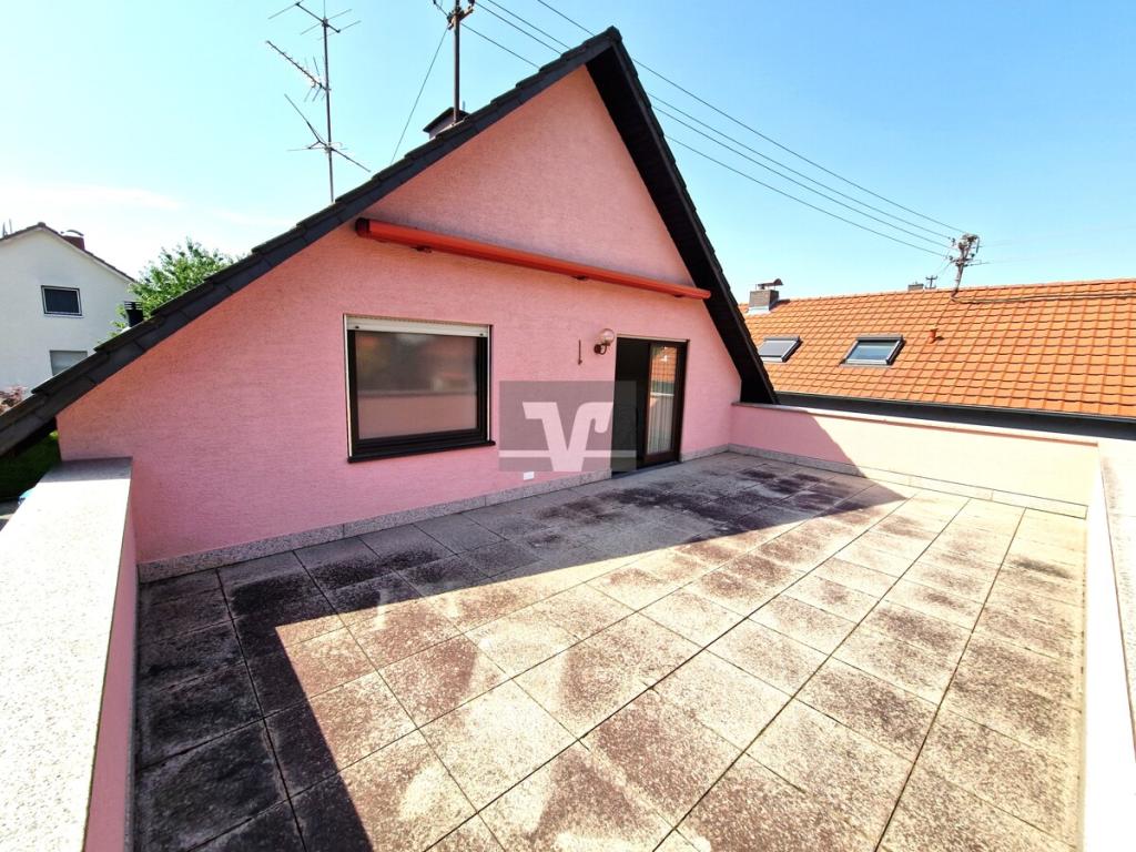 Vom Obergeschoss aus zugängliche ca. 40 m² große Dachterrasse
