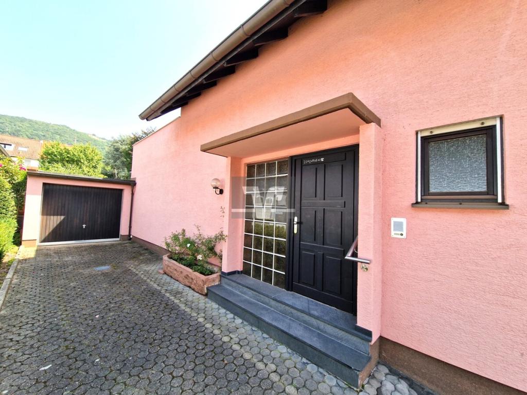 Hauseingangsbereich und großzügige Zufahrt zur Pkw-Garage