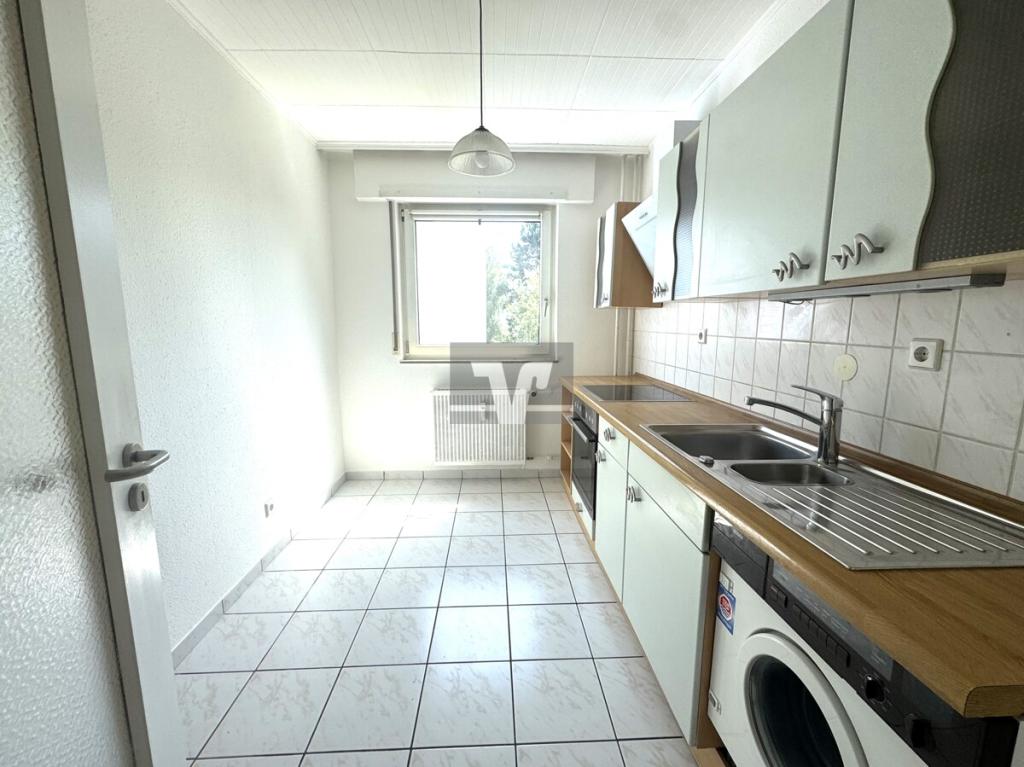 Lichtdurchfluteter Küchenbereich mit Einbauküche