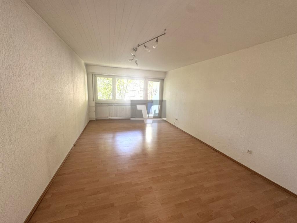 Helles Wohnzimmer mit Zugang zum Balkon