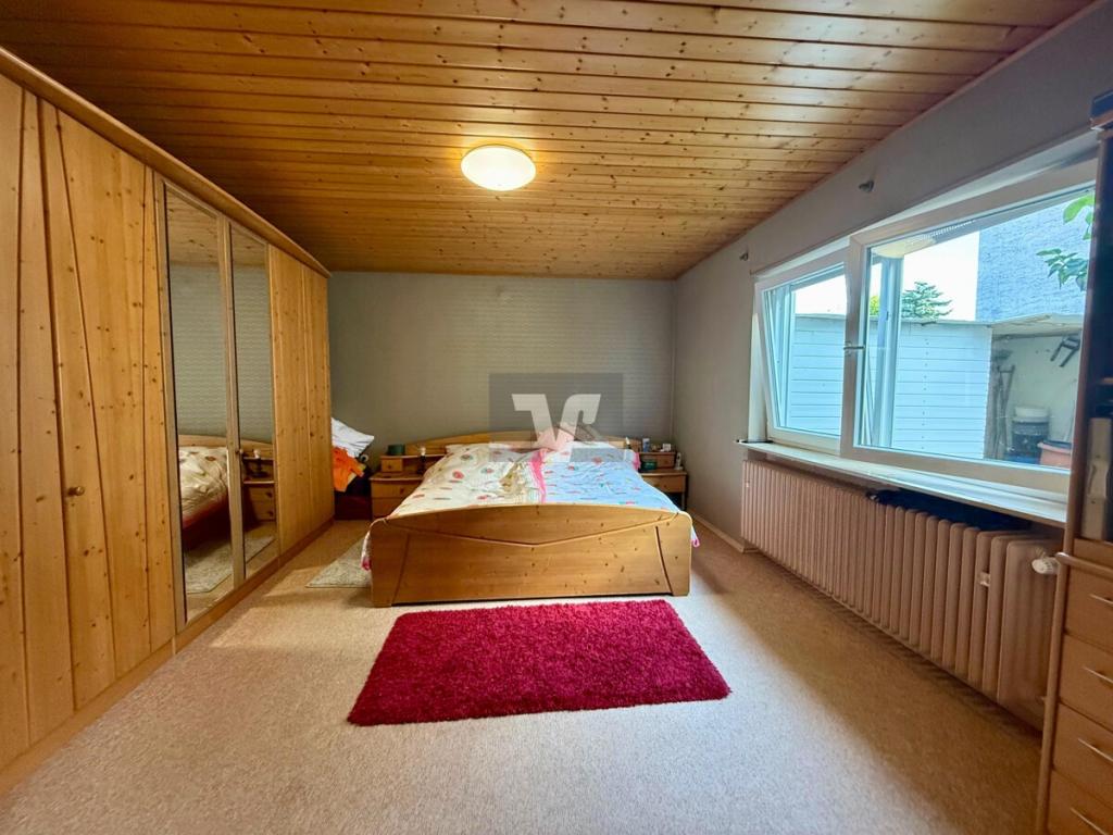 Lichtdurchflutetes Schlafzimmer im Bungalow 