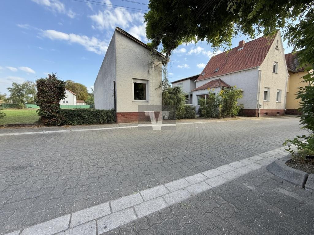 Außensicht mit Parkmöglichkeiten