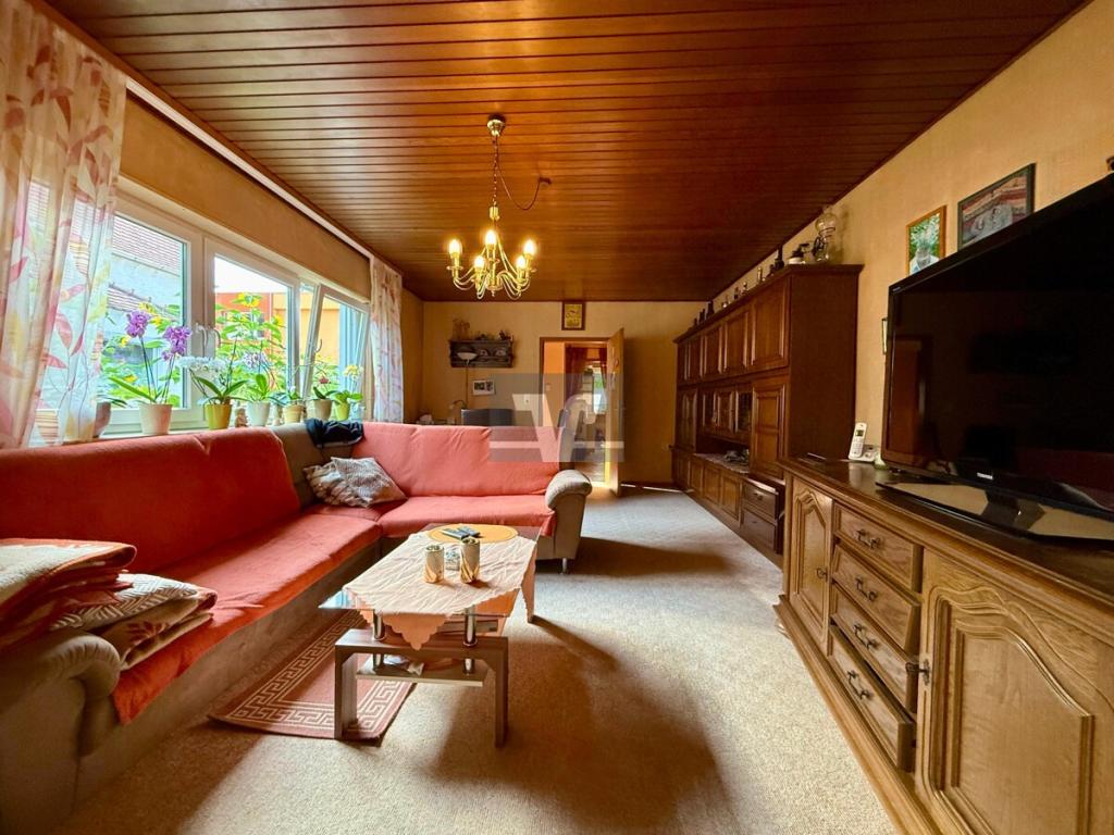 Geräumiges Wohnzimmer im Bungalow