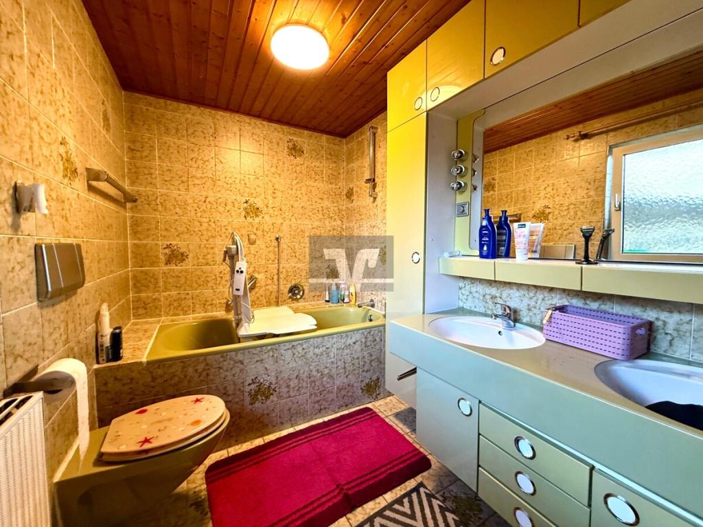 Tageslichtbad mit Badewanne im EG des Einfamilienhauses