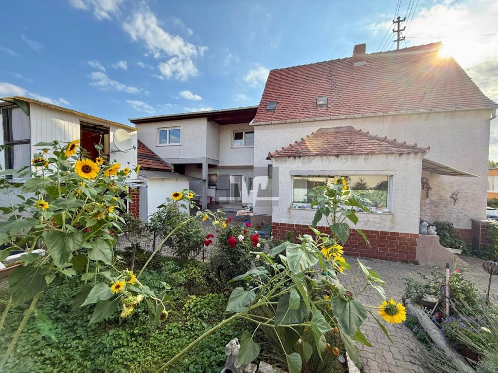 Blumiger Garten mit  einladendem Innenhof