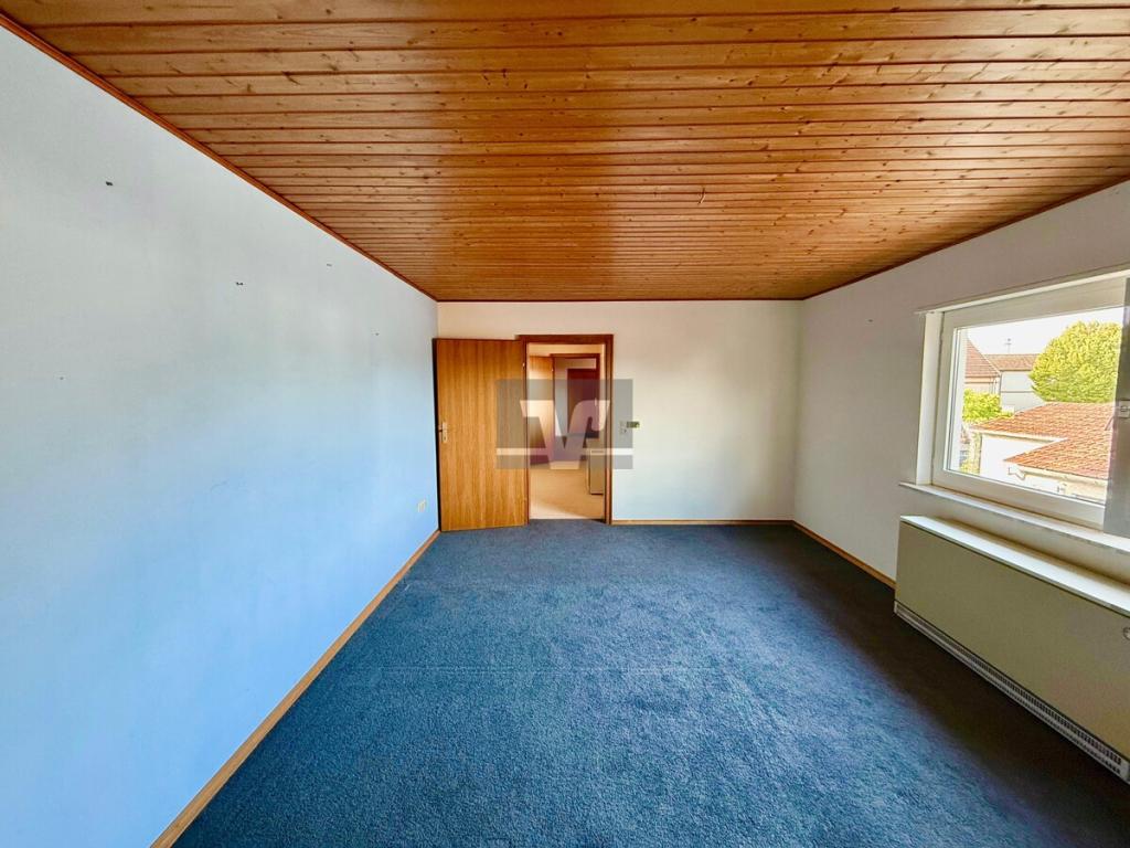 Komfortables Schlafzimmer mit Durchgangszimmer im OG