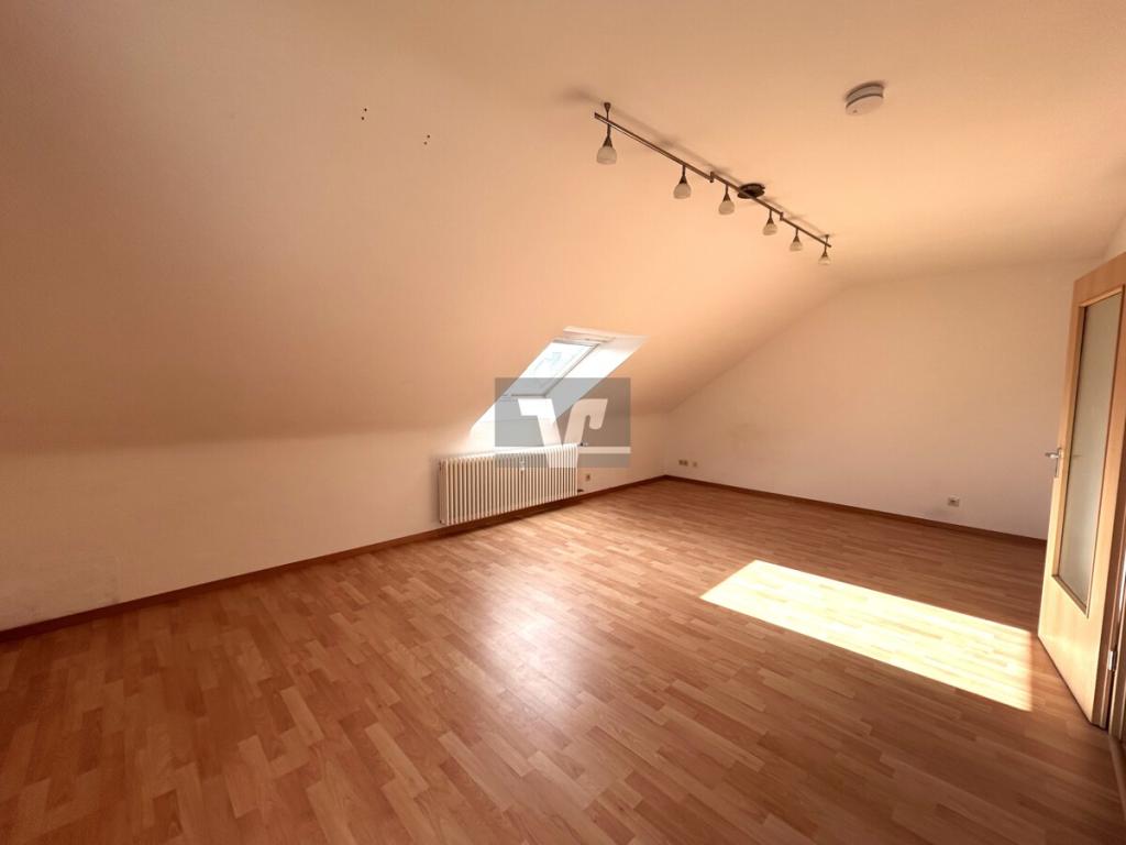 Lichtdurchflutetes, großzügiges Wohnzimmer