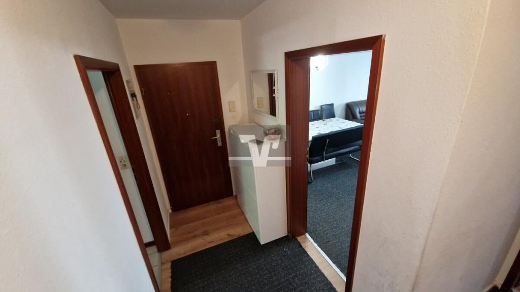 Der zentrale Flur mit Hauswirtschaftsraum