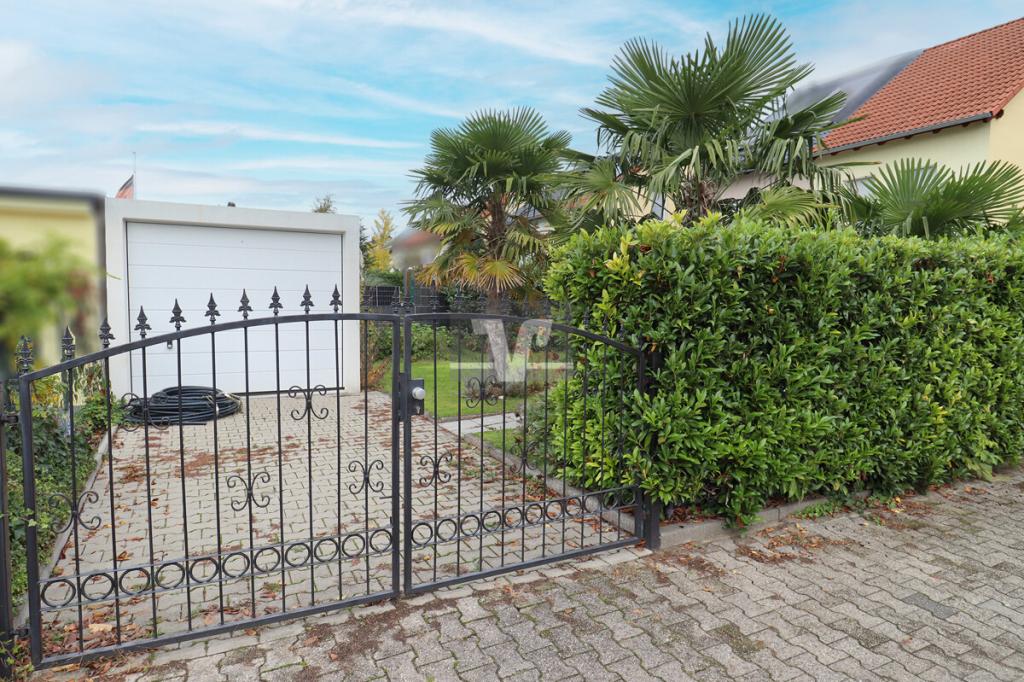 Großzügige Garagen-Einfahrt