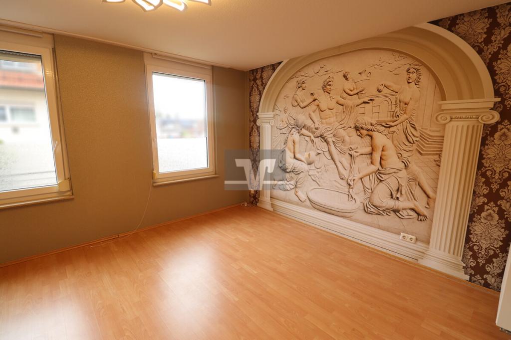 Geräumiges und helles Schlafzimmer im OG