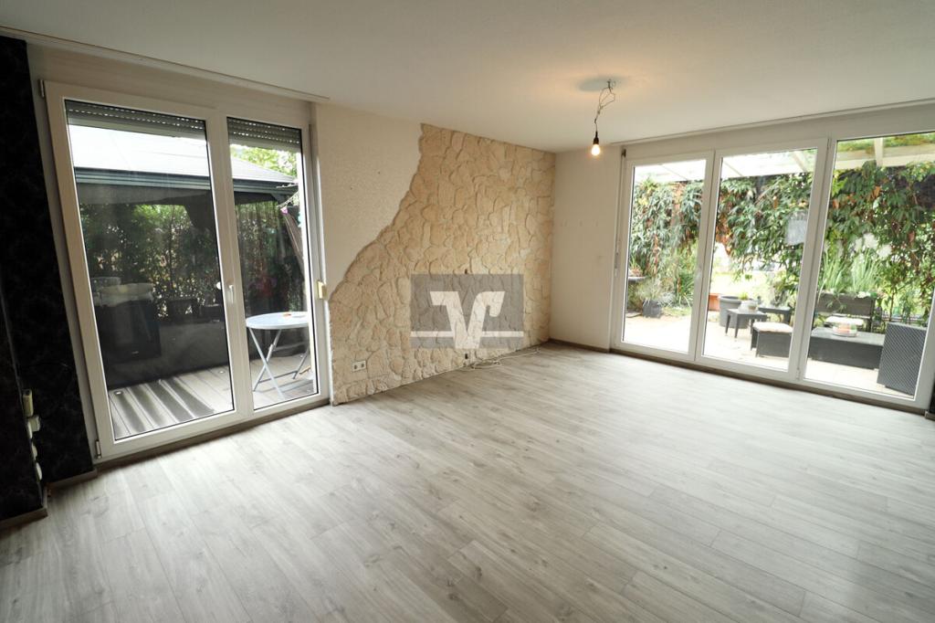 Moderner und heller Wohnbereich mit bodentiefen Fenstern