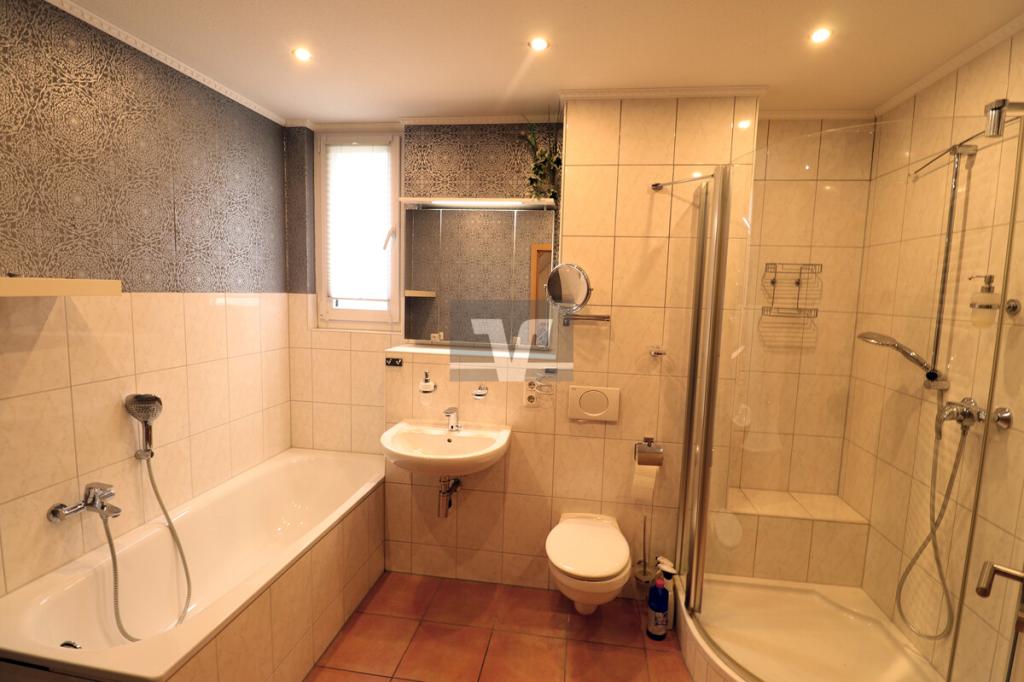 Großzügig geschnittenes Bad im OG mit Badewanne & Eckdusche