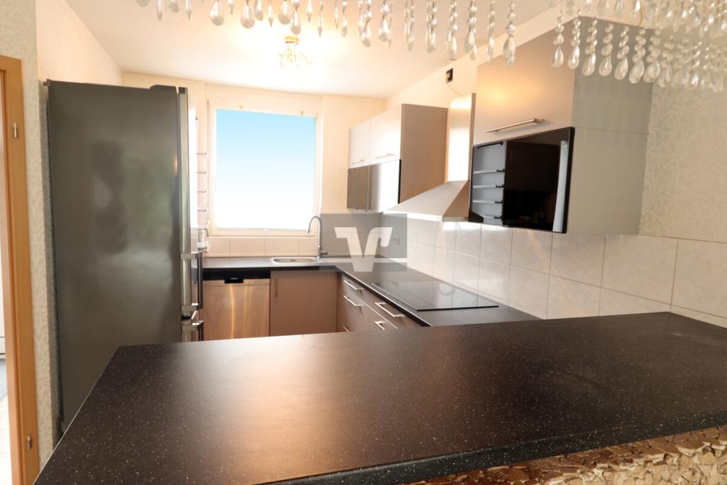 Offene Einbauküche mit großer Arbeitsfläche