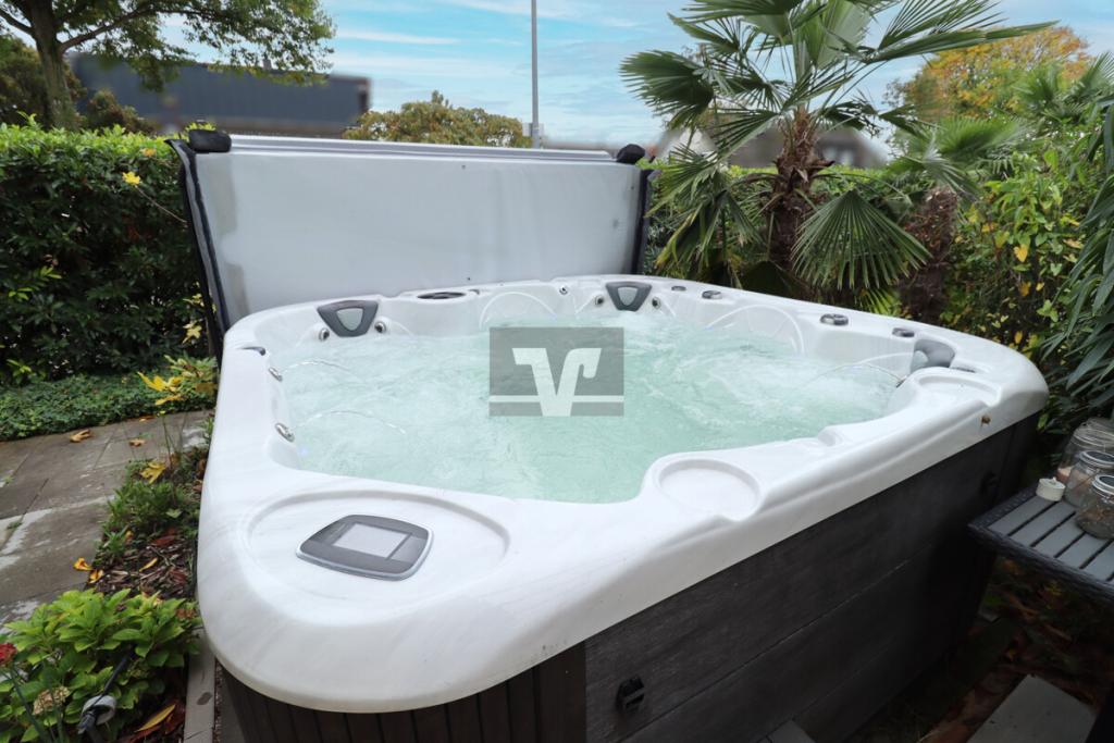 Beheizter Außen-Whirlpool zum entspannten Verweilen