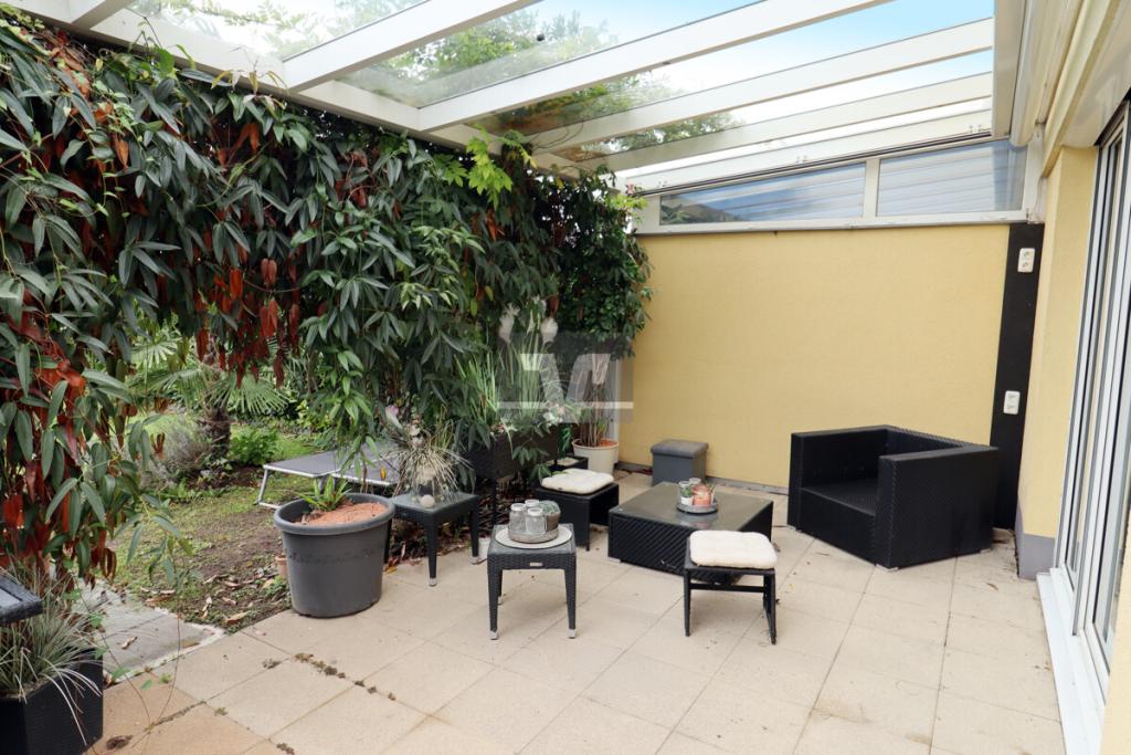 Ruhig gelegener, überdachter Terrassenbereich mit Blick in den Garten