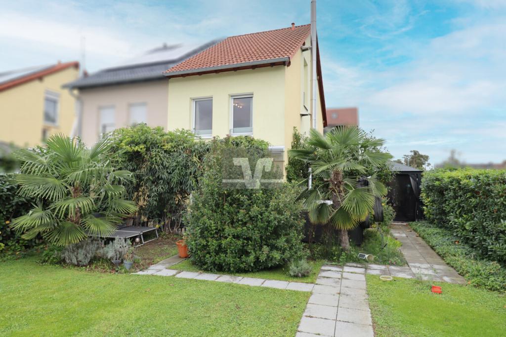 Blick vom Garten auf den Terrassenbereich  und den Whirlpool