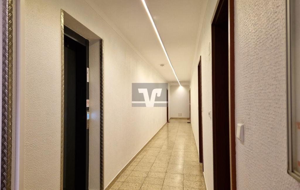 Helle Flure mit Aufzug