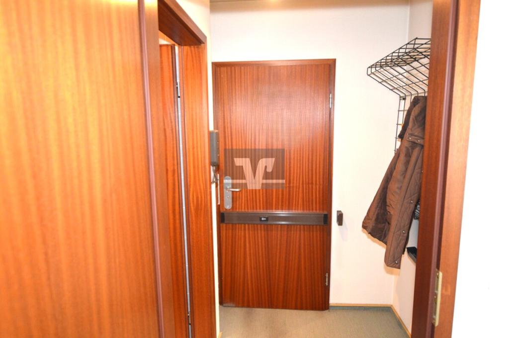 Eingangstür mit Garderobe