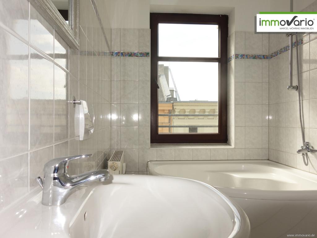 Mitten in der City! 2-Raum Dachgeschosswohnung in bester Innenstadtlage mit Tageslichtbad und Wanne. - Photo 4