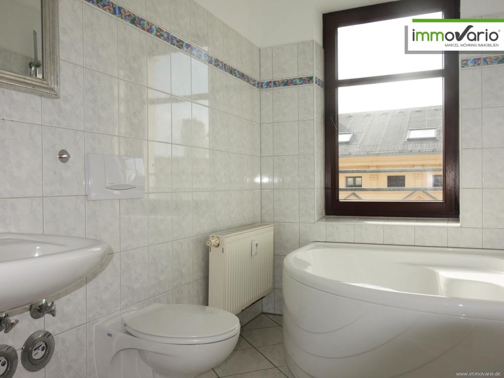 Mitten in der City! 2-Raum Dachgeschosswohnung in bester Innenstadtlage mit Tageslichtbad und Wanne. - Photo 3