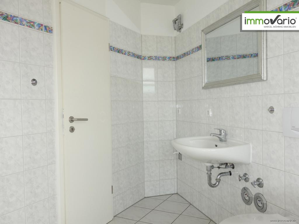 Mitten in der City! 2-Raum Dachgeschosswohnung in bester Innenstadtlage mit Tageslichtbad und Wanne. - Photo 2