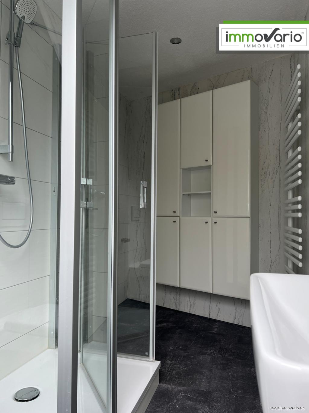 Bad mit Dusche und Mobiliar