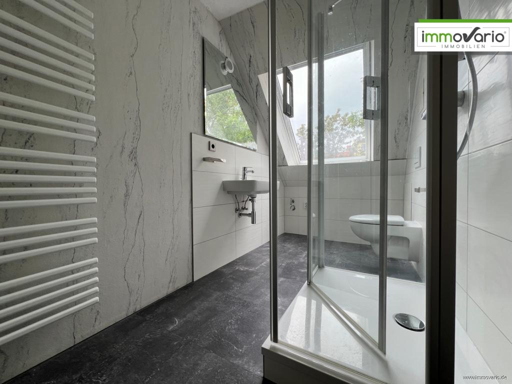Bad mit Fenster und Dusche