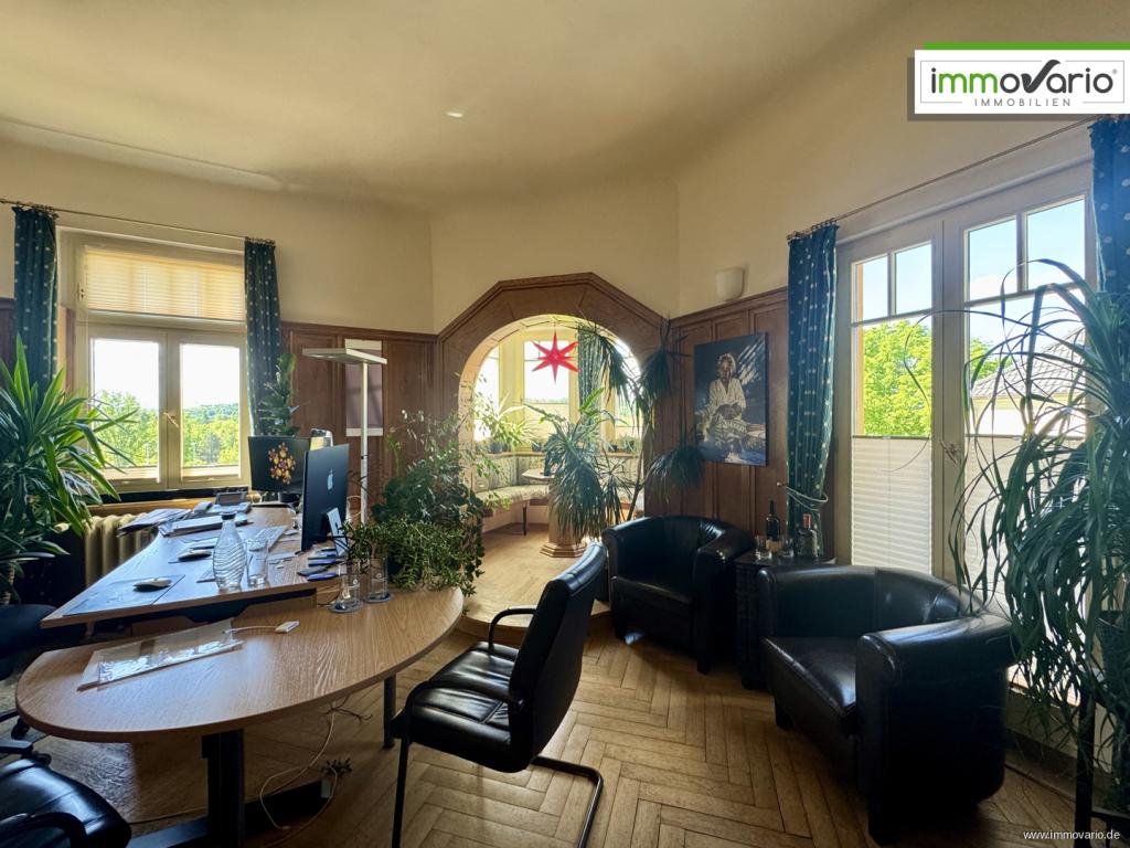 Erkerzimmer mit Balkon