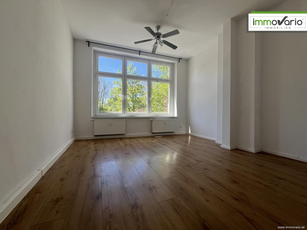 Wohnen in der Altstadt. Schöne 2-Raum-Wohnung in Hochparterre mit Wanne, Balkon und Einbauküche - Photo 2