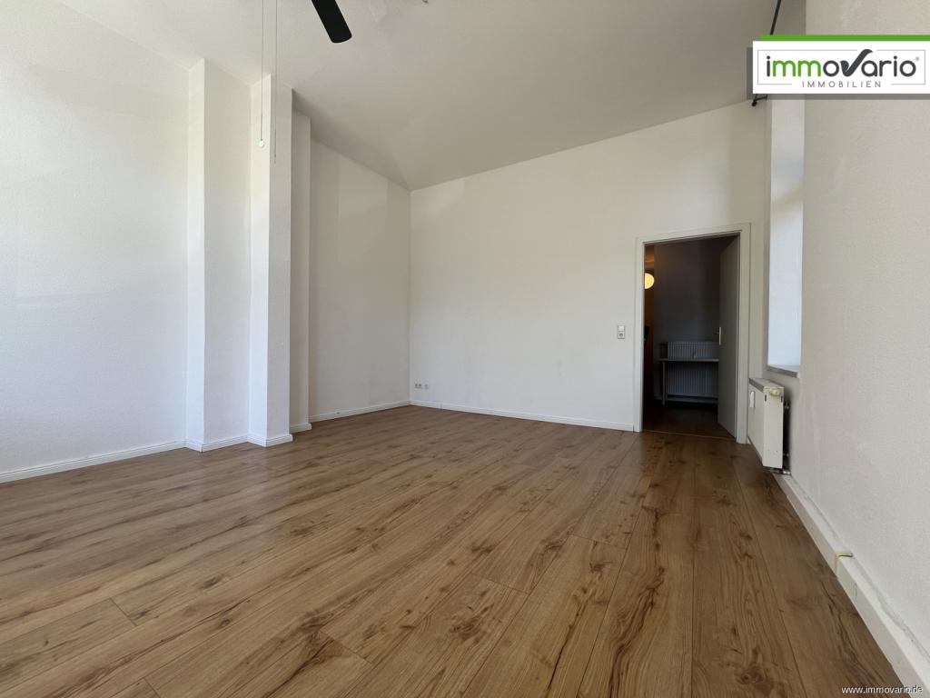 Wohnen in der Altstadt. Schöne 2-Raum-Wohnung in Hochparterre mit Wanne, Balkon und Einbauküche - Photo 3