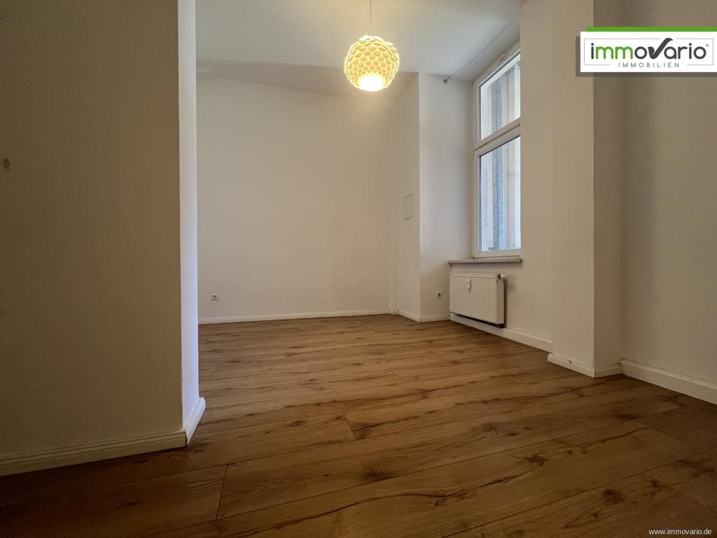 Wohnen in der Altstadt. Schöne 2-Raum-Wohnung in Hochparterre mit Wanne, Balkon und Einbauküche - Photo 1