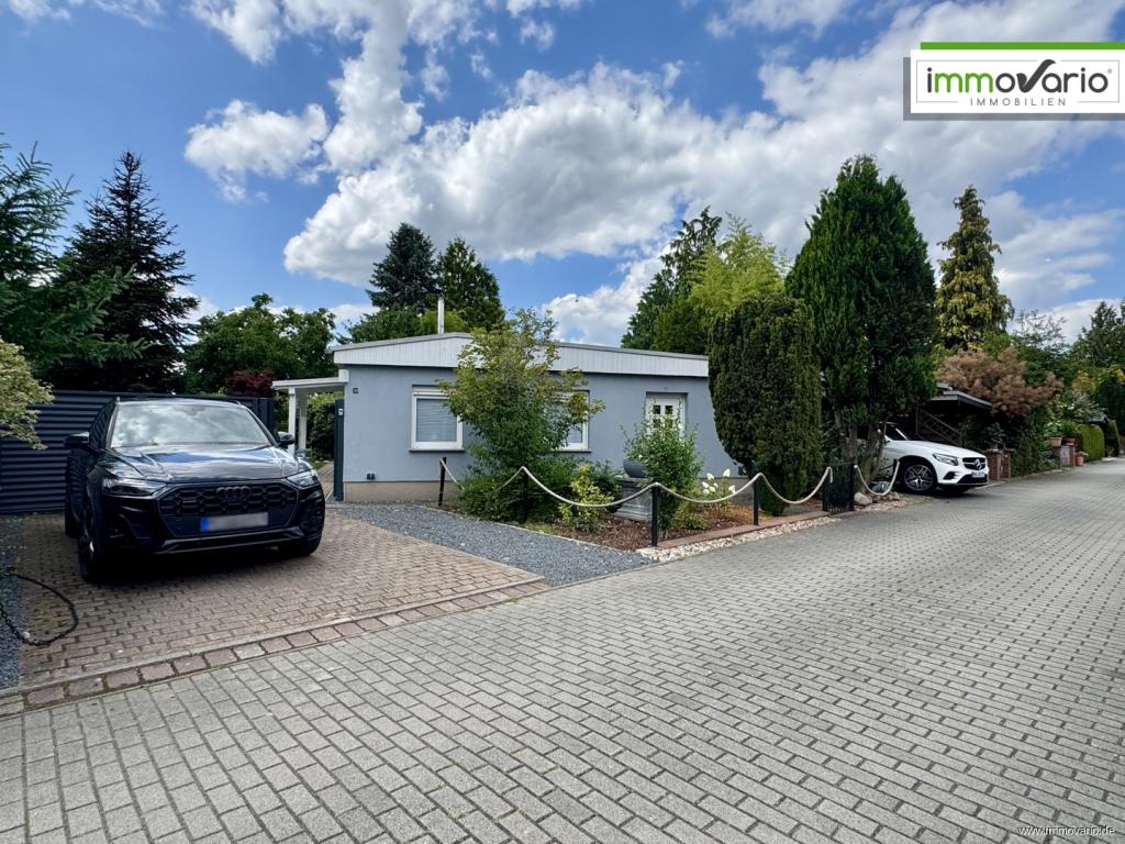 Stellplätze vor dem Bungalow