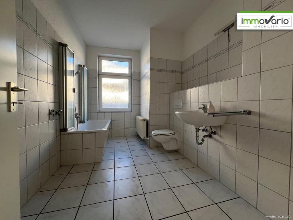 Helle, einfache 3-Raum-Wohnung mit Balkon, Tageslichtbad, Wanne und Abstellraum. Stellplatz möglich - Photo 5