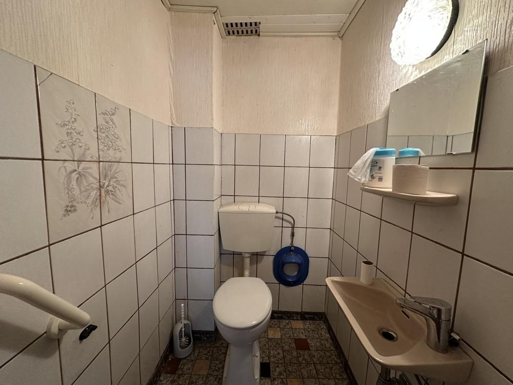separates WC