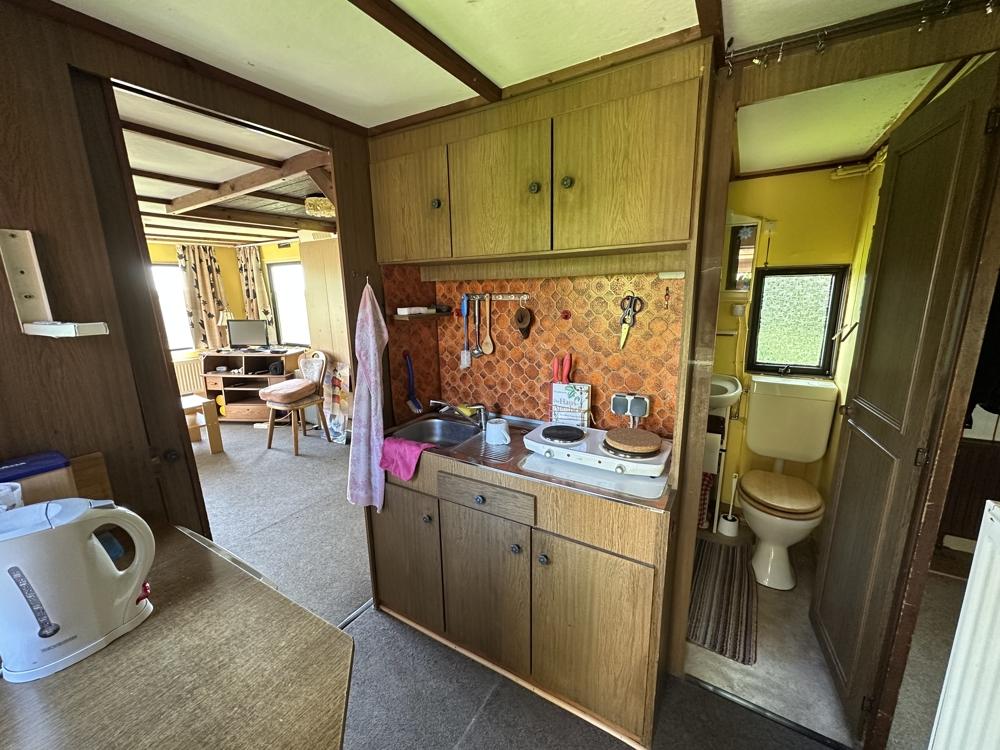 Raum 1 Holzhütte
