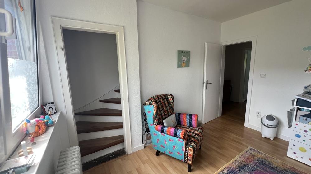 Zimmer mit Aufgang Dachboden