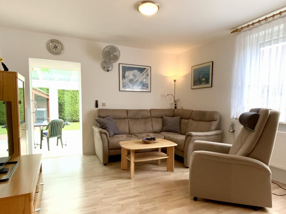 Wohnzimmer mit Zugang zum Wintergarten