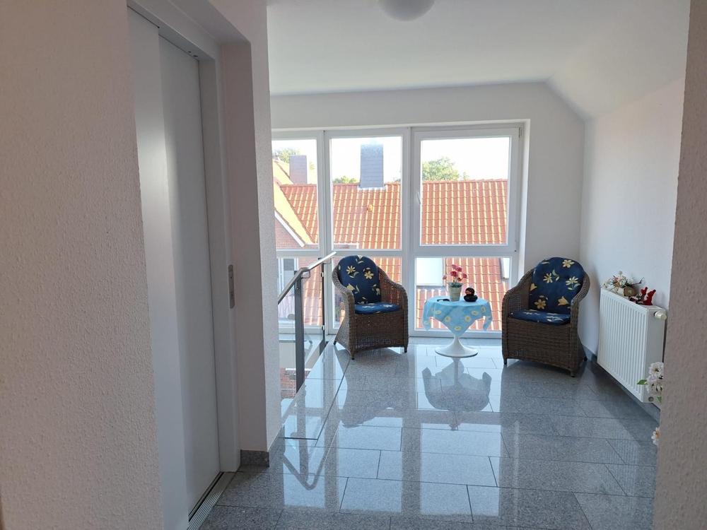 Hausflur mit Aufzug vor der Wohnung