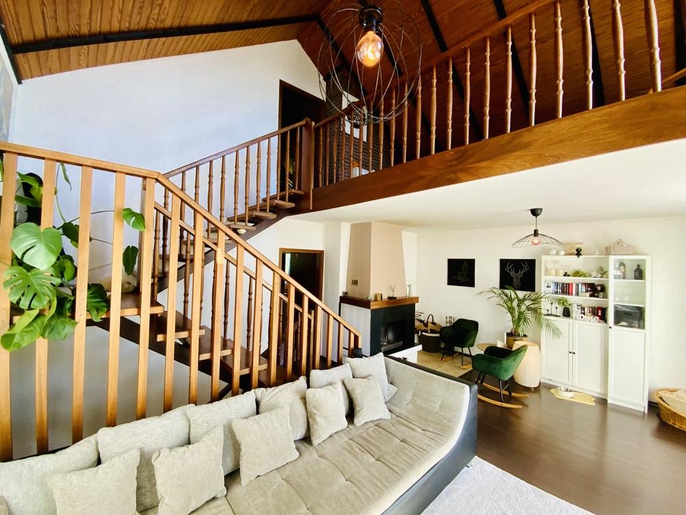Wohnraum und Treppe zur Galerie