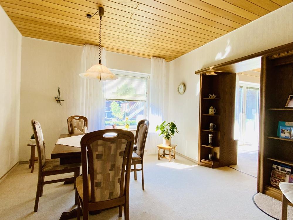 Esszimmer mit Zugang zum Wohnzimmer