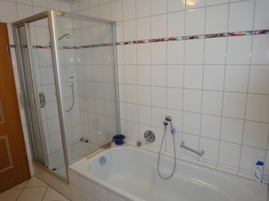 Bad mit Wanne und Dusche