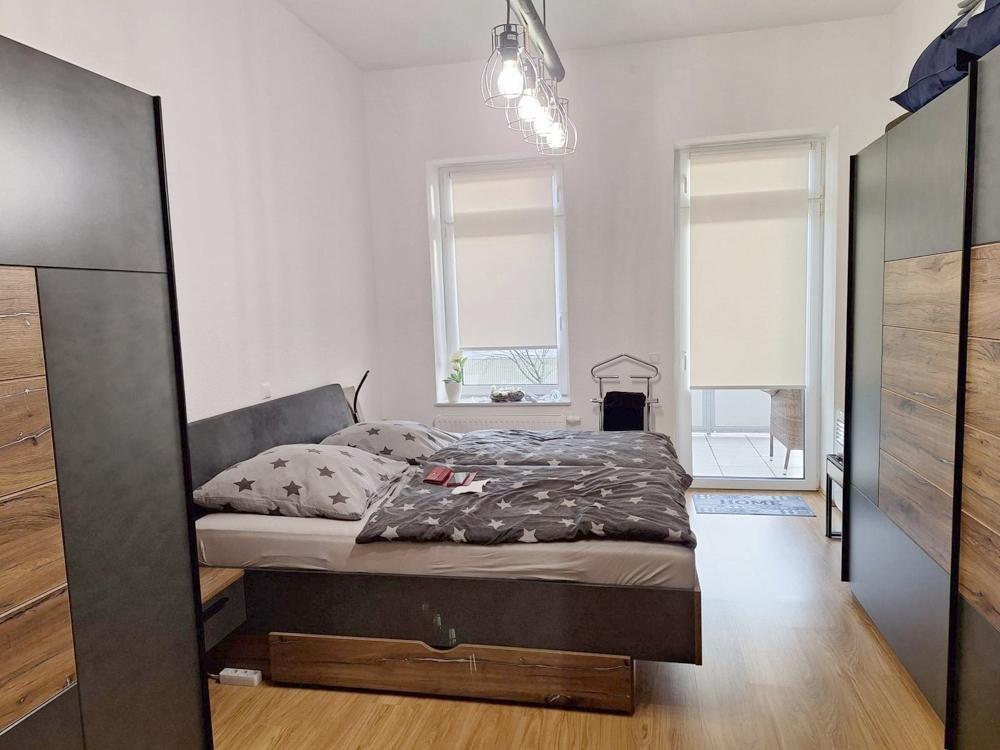 Schlafzimmer mit Zugang zum Balkon