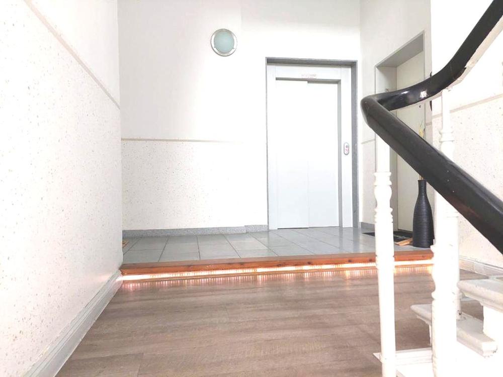 Treppenhaus mit Fahrstuhl