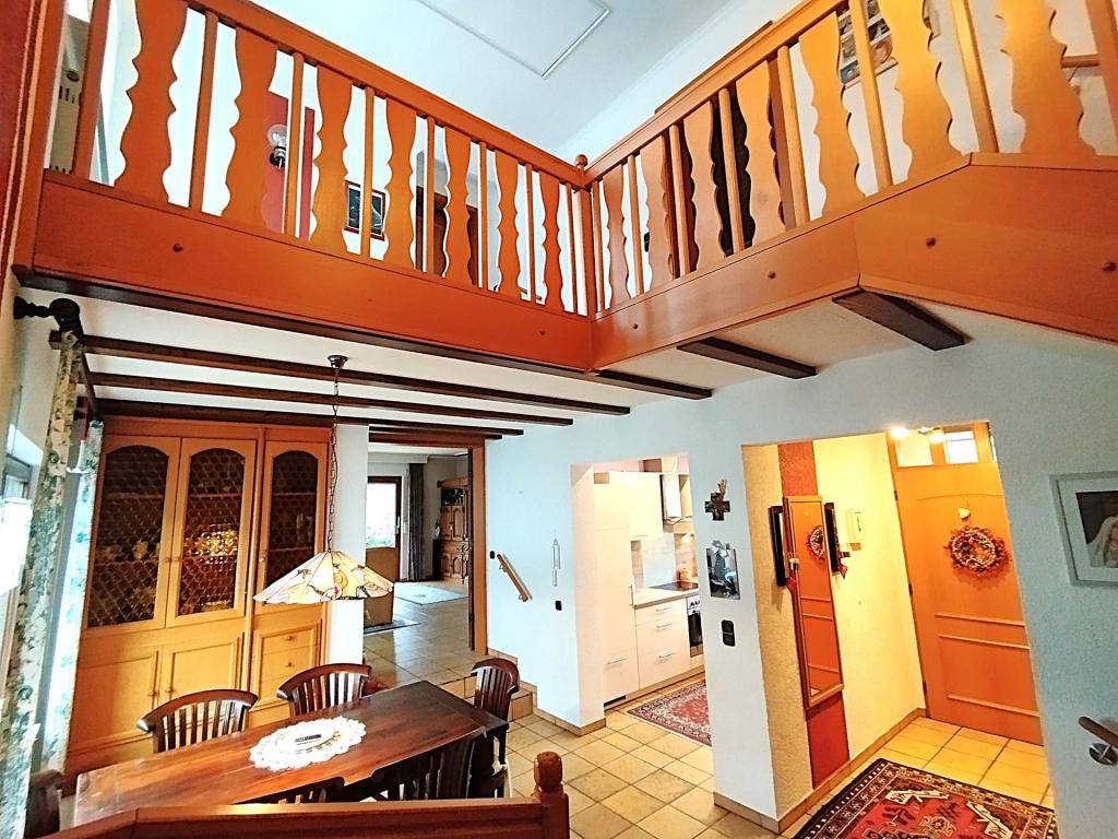 Eingangsbereich mit Esszimmer, Küche und Galerie